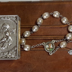 Vintange verzilverde hand rozenkrans in rozenkrans doosje in boekvorm Lourdes souvenir