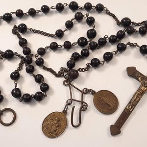 Antiguo Monasterio del Rosario de Hábito de Monjas Franciscanas Holandesas de Schijndel con 2 medallas de 40&quot;