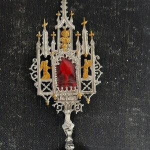 Religieus antiek Frans miniatuur Monstrance verzilverd tin ostensorium met reliek monstrans image 6