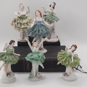 Verzameling van 6 porselein ballerina&#39;s met kanten wax jurkje Japen en Oftriart
