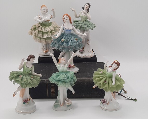 Verzameling van 6 porselein ballerina's met kanten wax jurkje Japen en Oftriart