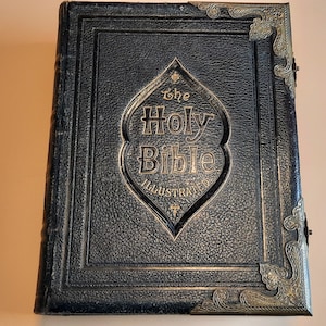 Antieke enkele Holy Bible John Brown geïllustreerde familie bijbel in leer gebonden 1880-1890 zwaar en groot met koperen beslag