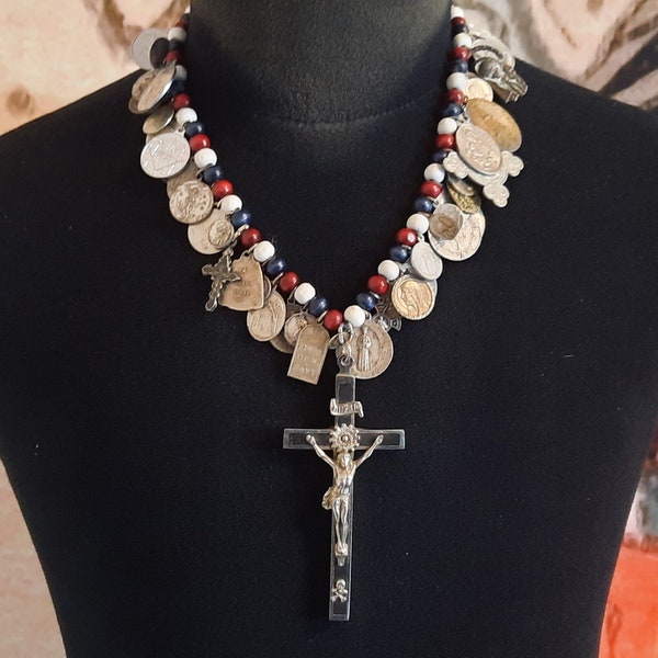 Religiöse Upcycled Halskette Rosenkranz handgemacht mit original vintage katholischen Medaillen und einem antiken Kreuz