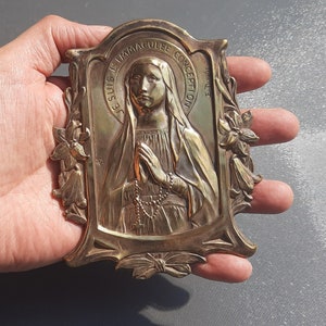 Mooie grote koperen plaquette religieus icon Je Suis L'immaculee Conception E Dropsy