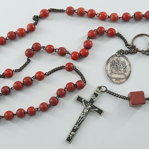 Hermoso rosario antiguo de hábito de monja francesa con cuentas de madera roja y medalla rara