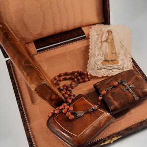 Antikes Belgien-Souvenir de Première Kommunion Ave Maria Gebetsbuch 1933 und Kinderrosenkranz und Souvenirkarte in einer Box