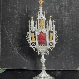 Religieus antiek Frans miniatuur Monstrance verzilverd tin ostensorium met reliek monstrans image 2