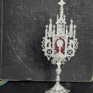 Religieus antiek Frans miniatuur Monstrance verzilverd tin ostensorium met reliek monstrans image 3