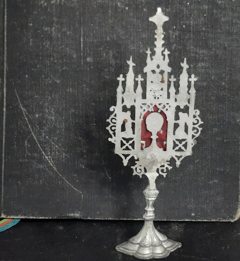 Religieus antiek Frans miniatuur Monstrance verzilverd tin ostensorium met reliek monstrans image 3