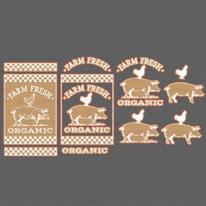Könnte beinhalten: Farm Fresh Organic Etikett mit einem weißen Schwein und einem Huhn darauf. Das Etikett hat einen karierten Hintergrund und die Worte "Farm Fresh Organic" in einem weißen Kreis.