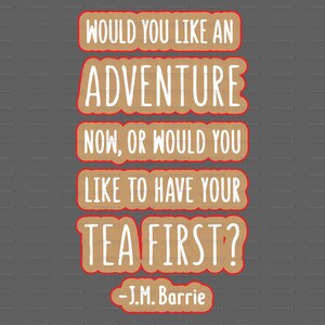 Peut inclure: Un graphique de citation brun et blanc avec des bordures rouges. La citation dit "Voulez-vous une aventure maintenant, ou préférez-vous prendre votre thé d'abord ? - J.M. Barrie".