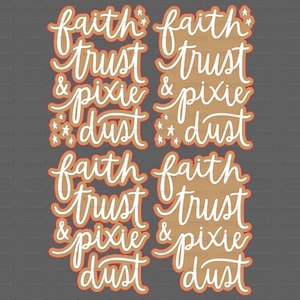 Peut inclure: Quatre découpes en papier brun avec des lettres blanches. Chaque découpe dit "faith trust & pixie dust" avec des étoiles autour des mots.