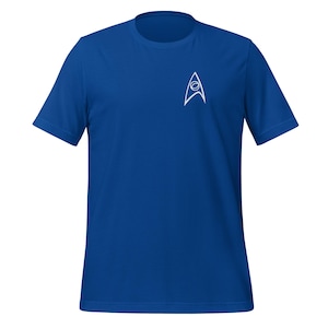 Op de afbeelding: Een koninklijk blauw t-shirt met een wit Starfleet-insigne op de linkerborst.