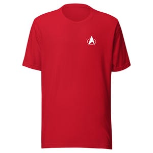Könnte beinhalten: Ein rotes T-Shirt mit einem weißen Starfleet-Abzeichen auf der linken Brust.