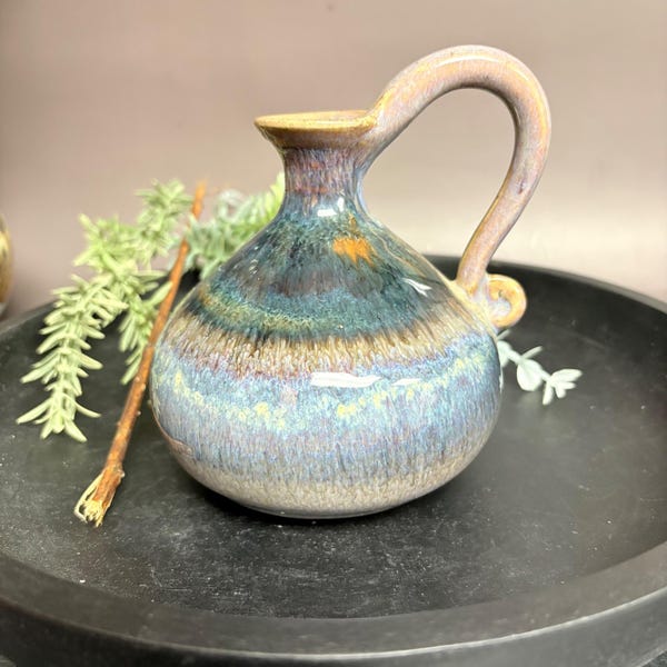 Signierte Studio Keramik Krug | Kleine handgefertigte Keramikvase | Blaue Tropfglasur