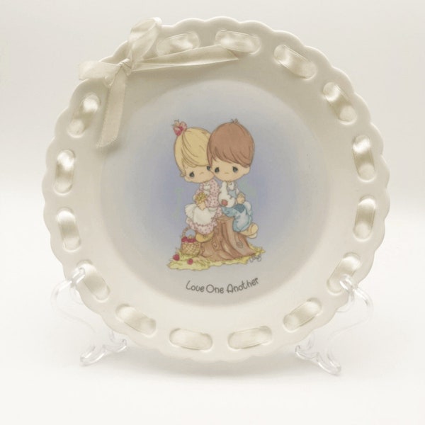 Precious Moments 1990s Collector Plate - Love One Another, 8in Round, Classic Home Decor 1990s Style Design Gift