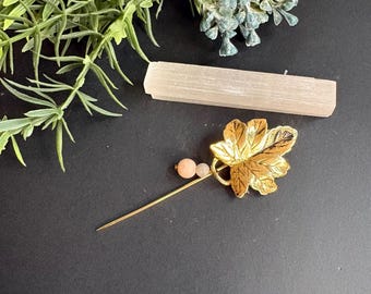 Broche con forma de hoja / Broche para sombrero tono dorado / Detalle de cuenta de piedra estilo vintage