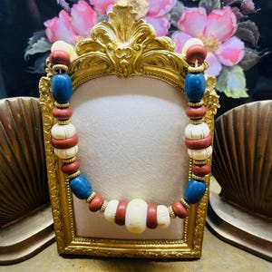 Vintage klobige Acryl Halskette Blau, Rot und Creme Perlen 20 &quot;Retro MCM