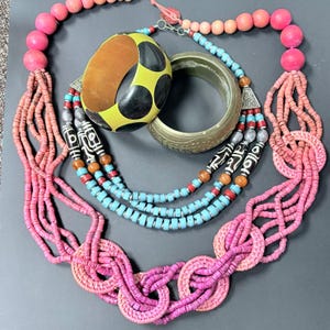 Conjunto de joyería bohemia vintage / 2 collares y 2 brazaletes / Conjunto de cuentas coloridas /