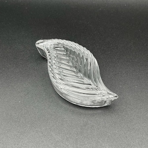 Vintage Cut Glass Leaf Trinket Box Clear Ribbed Surface Dish Vanity Home Decor Jewelry Box Gift for Her Wife Women Crystal