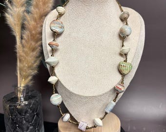 Collar vintage de cerámica en tonos pastel con cuentas / Joyería bohemia costera multicolor