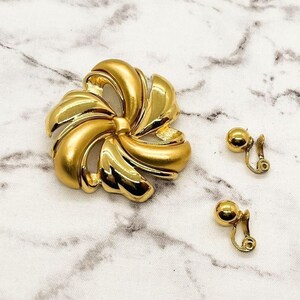 Vintage Monet Jewelry Set Flower Brooch Clip On Earrings Gold Pin Signed MCM