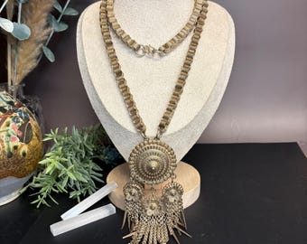 Collar tribal ornamentado con colgante de flecos / Estilo étnico bohemio para rituales