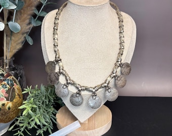 Collar con monedas vintage / Collar con colgante tribal / Tono plateado bohemio / Étnico