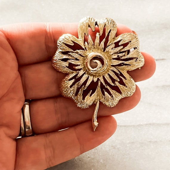 Vintage Brooch Set of 3 Gold Toned Metal Pin Retr… - image 3