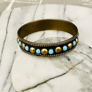 Vintage Nieten Messing Armreif Armband Goldfarben Blau Akzent Boho ethnischen Stil