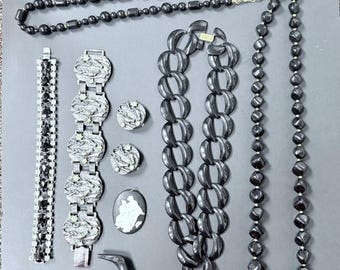 Vintage zwarte sieradenbundel | Kettingen armband broche oorbellen | Cameovogel