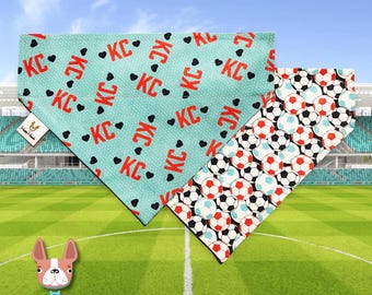 Puede incluir: Dos bandanas para perros, una con fondo turquesa y un patrón repetido de corazones negros y las letras "KC" en rojo, y la otra con fondo negro y un patrón repetido de balones de fútbol blancos y rojos.