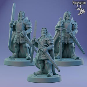 Può includere: Tre figure in miniatura stampate in 3D di guerrieri con armature e spade. Le figure sono dipinte di colore grigio chiaro e sono in piedi su basi circolari.