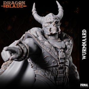 Op de afbeelding: Een grijze beeldje van een krijger met een schedelachtig gezicht, grote hoorns en een sierlijk harnas. De figuur wijst naar voren, met de tekst "WURMNAARD" en "DRAGON BLADE" zichtbaar. Het beeldje heeft een cape en een bontachtige afwerking.