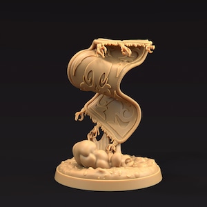 Pode incluir: Escultura bege de um tapete voador com intrincados desenhos e borlas. O tapete é sustentado por uma base em forma de nuvem e assenta sobre um pedestal redondo. A peça parece ser feita de um único material.