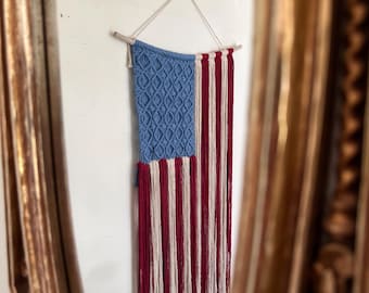 Makramee-Wandbehang mit amerikanischer Flagge, rustikale USA-Kunst