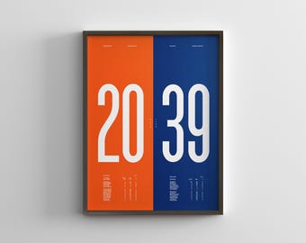 Puede incluir: Un póster enmarcado con un diseño dividido. El lado izquierdo es naranja con el número "20" en blanco. El lado derecho es azul con el número "39" en blanco. Los números son grandes y en negrita.