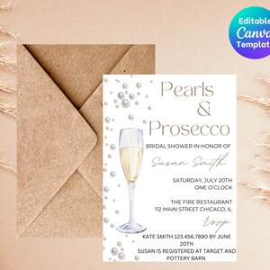 Op de afbeelding: Een witte bruidsdouche-uitnodiging met een aquarelillustratie van een champagnefluit en parels. De tekst luidt "Pearls & Prosecco" en bevat de naam van de bruid, de datum, tijd en locatie van het evenement. De uitnodiging bevat ook de RSVP-informatie en registratiegegevens.