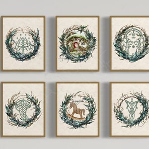 Peut inclure: Six impressions d'art encadr&eacute;es repr&eacute;sentant des illustrations de sc&egrave;nes et de symboles fantastiques. Chaque impression, dans un cadre dor&eacute;, pr&eacute;sente une image diff&eacute;rente dans une couronne circulaire de feuilles et de branches, sur fond de papier vintage.