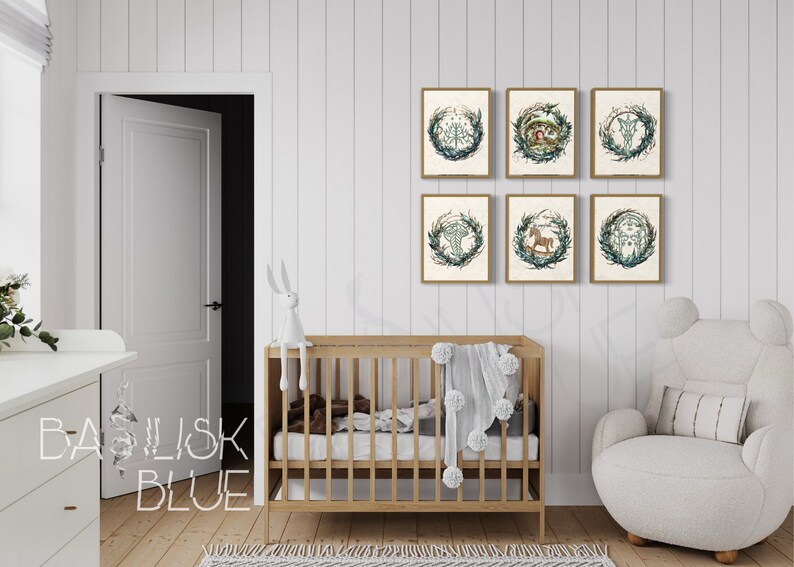 Peut inclure: Six impressions encadr&eacute;es avec des illustrations botaniques et fantastiques sont accroch&eacute;es sur un mur blanc. Les impressions pr&eacute;sentent des motifs circulaires avec des accents verts et bleus. Un lit b&eacute;b&eacute; en bois et un fauteuil ours sont au premier plan. Le texte "BASILISK BLUE" est visible.