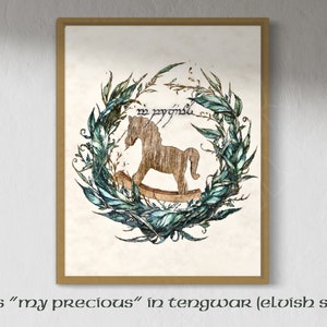Peut inclure: Une impression encadr&eacute;e avec une illustration &agrave; l'aquarelle d'un cheval &agrave; bascule en bois &agrave; l'int&eacute;rieur d'une couronne de feuilles vertes. Le texte dit "my precious" en &eacute;criture elfique. Le cadre est de couleur or chaud.