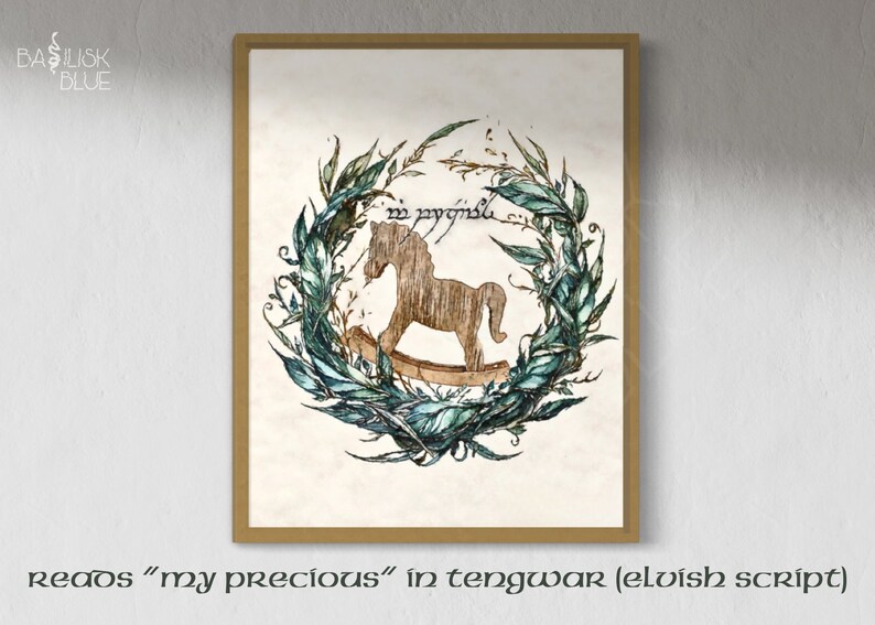 Peut inclure: Une impression encadr&eacute;e avec une illustration &agrave; l'aquarelle d'un cheval &agrave; bascule en bois &agrave; l'int&eacute;rieur d'une couronne de feuilles vertes. Le texte dit "my precious" en &eacute;criture elfique. Le cadre est de couleur or chaud.