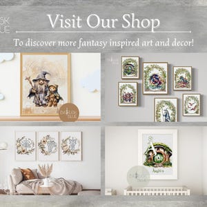 Peut inclure: Image pr&eacute;sentant de l'art et de la d&eacute;coration d'inspiration fantastique. Elle pr&eacute;sente des impressions encadr&eacute;es d'illustrations fantaisistes, notamment un ours magicien, des couronnes florales et une maison de hobbit. Le texte "Visit Our Shop" et "To discover more fantasy inspired art and decor!" sont &eacute;galement visibles.