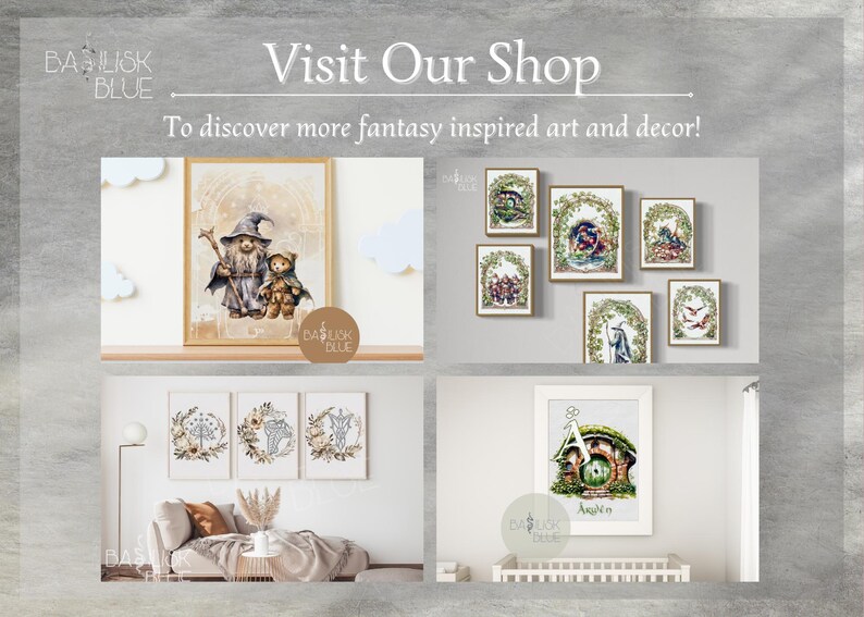 Peut inclure: Image pr&eacute;sentant de l'art et de la d&eacute;coration d'inspiration fantastique. Elle pr&eacute;sente des impressions encadr&eacute;es d'illustrations fantaisistes, notamment un ours magicien, des couronnes florales et une maison de hobbit. Le texte "Visit Our Shop" et "To discover more fantasy inspired art and decor!" sont &eacute;galement visibles.