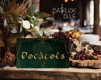 Può includere: Un cartello verde con lettere dorate e un disegno a foglia dorata recita "Potatoes" con il testo "Basilisk Blue" sullo sfondo.