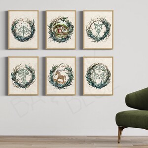 Peut inclure: Six impressions d'art encadr&eacute;es avec des illustrations &agrave; l'aquarelle sur le th&egrave;me de la fantaisie. Chaque impression pr&eacute;sente un design diff&eacute;rent dans une couronne circulaire de feuilles et de branches, avec un fond neutre et un cadre en bois.