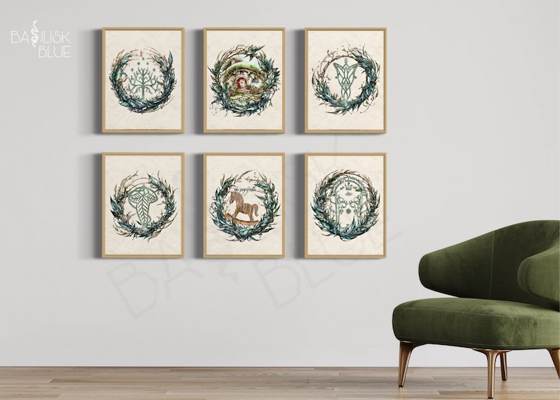 Peut inclure: Six impressions d'art encadr&eacute;es avec des illustrations &agrave; l'aquarelle sur le th&egrave;me de la fantaisie. Chaque impression pr&eacute;sente un design diff&eacute;rent dans une couronne circulaire de feuilles et de branches, avec un fond neutre et un cadre en bois.
