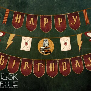 Pu&ograve; includere: Uno striscione rosso e oro con le parole "Happy Birthday" e un gufo bianco con una pila di libri. Lo striscione ha un tema di Harry Potter con fulmini, buste e una chiave.
