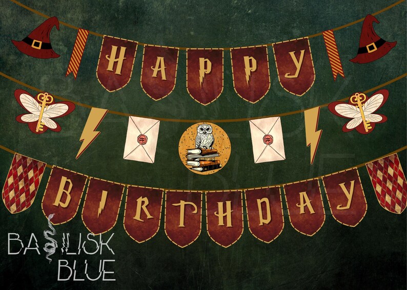 Pu&ograve; includere: Uno striscione rosso e oro con le parole "Happy Birthday" e un gufo bianco con una pila di libri. Lo striscione ha un tema di Harry Potter con fulmini, buste e una chiave.