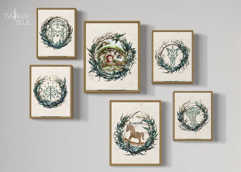Peut inclure: Six impressions d'art encadr&eacute;es avec des illustrations de sc&egrave;nes et de symboles d'un monde fantastique. Les impressions pr&eacute;sentent des images d'une maison, d'un arbre et d'autres symboles, le tout entour&eacute; d'une couronne de feuilles. Les cadres sont de couleur marron chaud.